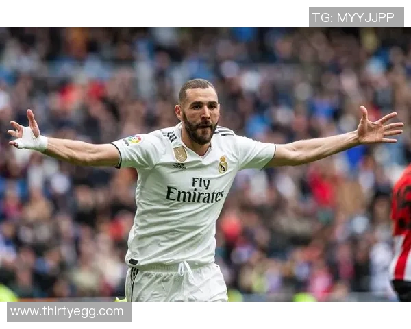 皇马新援本泽马表现火爆，赢得球迷们的认可与赞誉